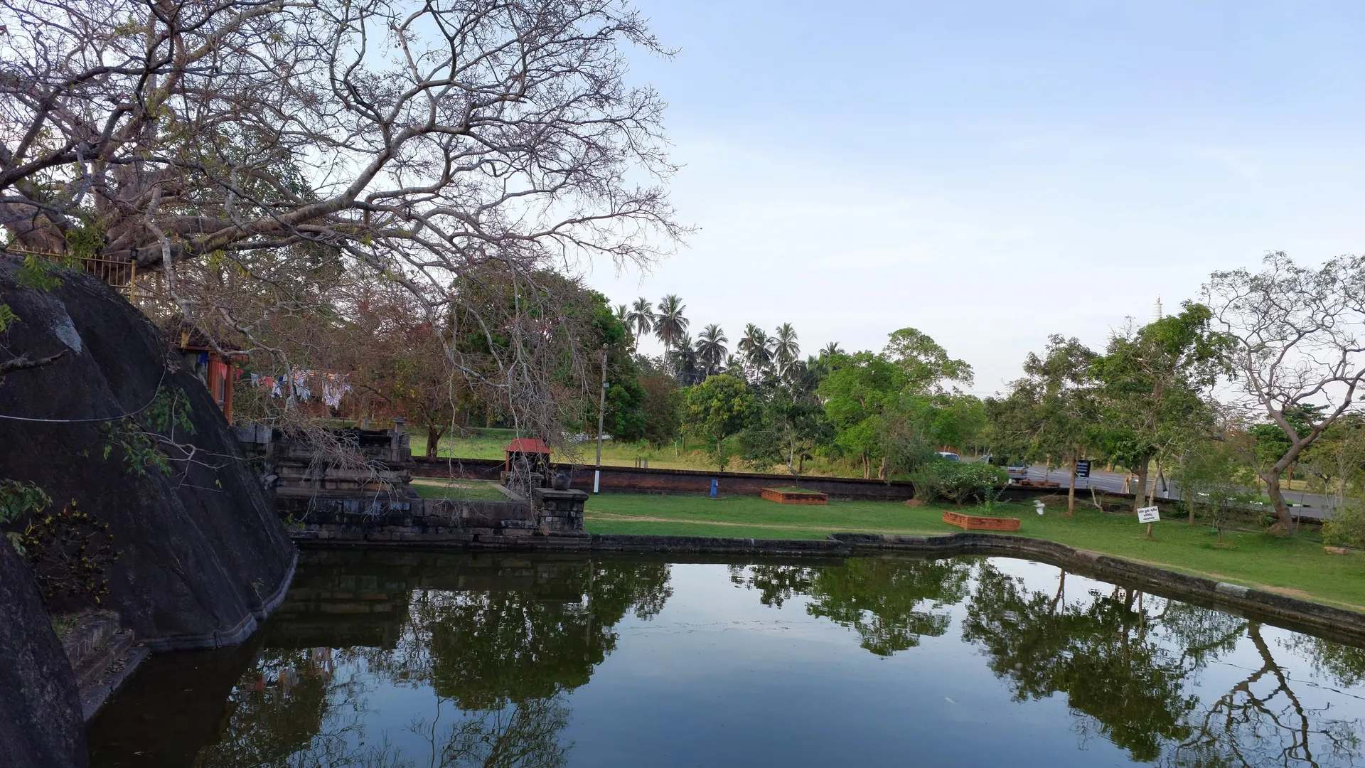 Isurumuniya 1 isurumuniya anuradhapura - seedevi family restaurant